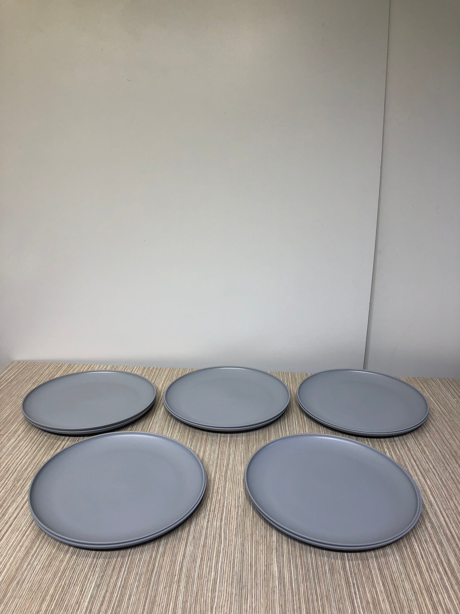 Plato Redondo Pasta Gris