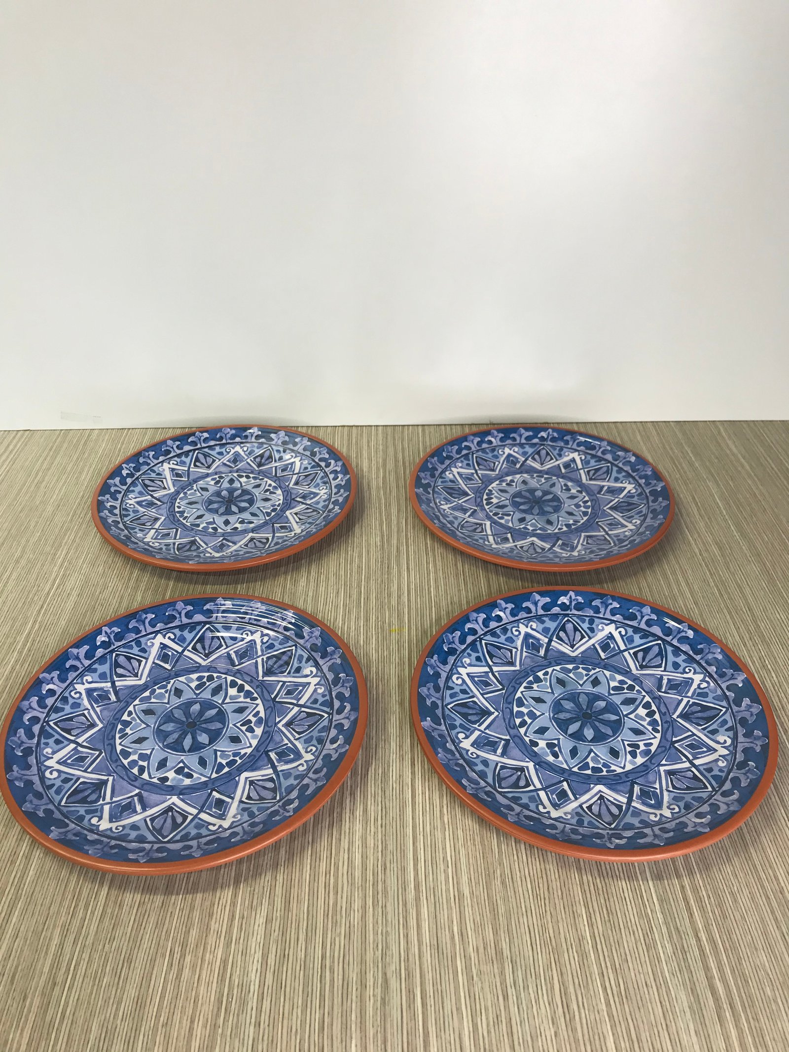 Plato Base Pasta Arabescos Fondo Azul Borde Cafe