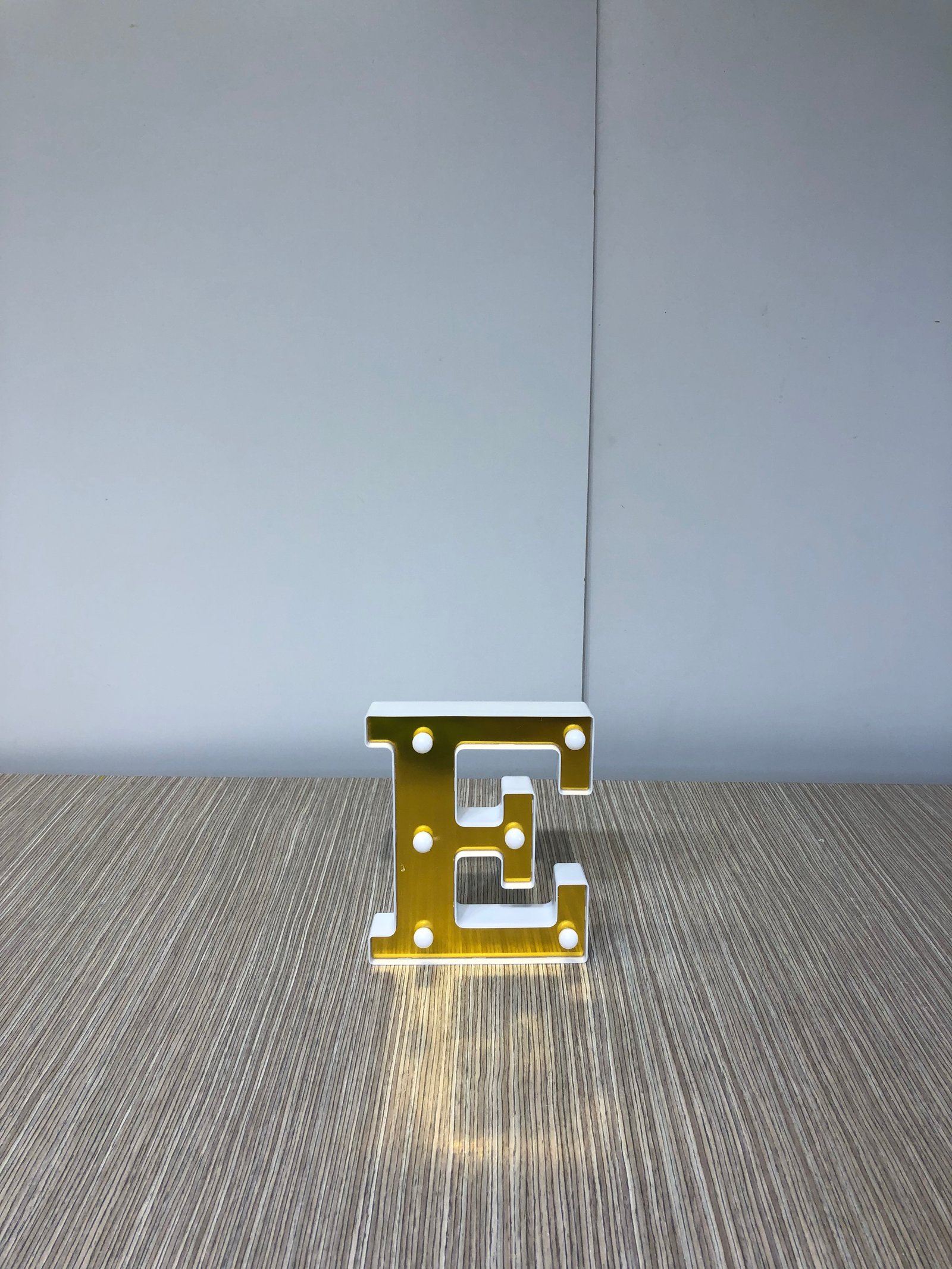 Letra E Dorada Pequeña Luz