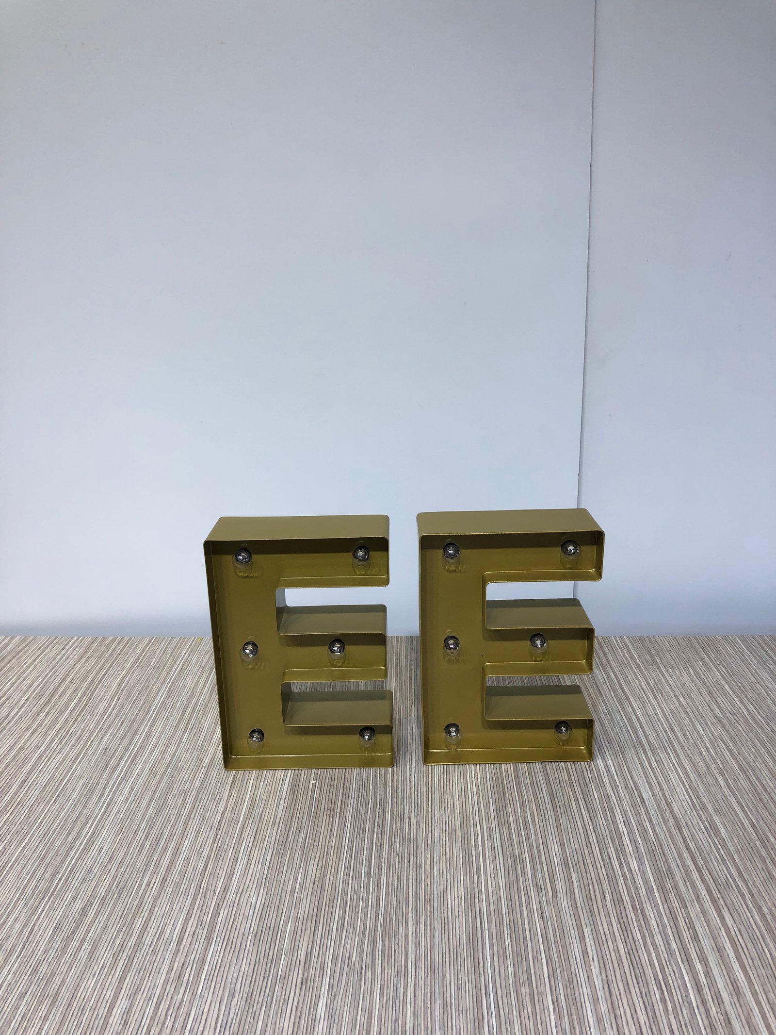 Letra E Metalica Dorada Con Luz