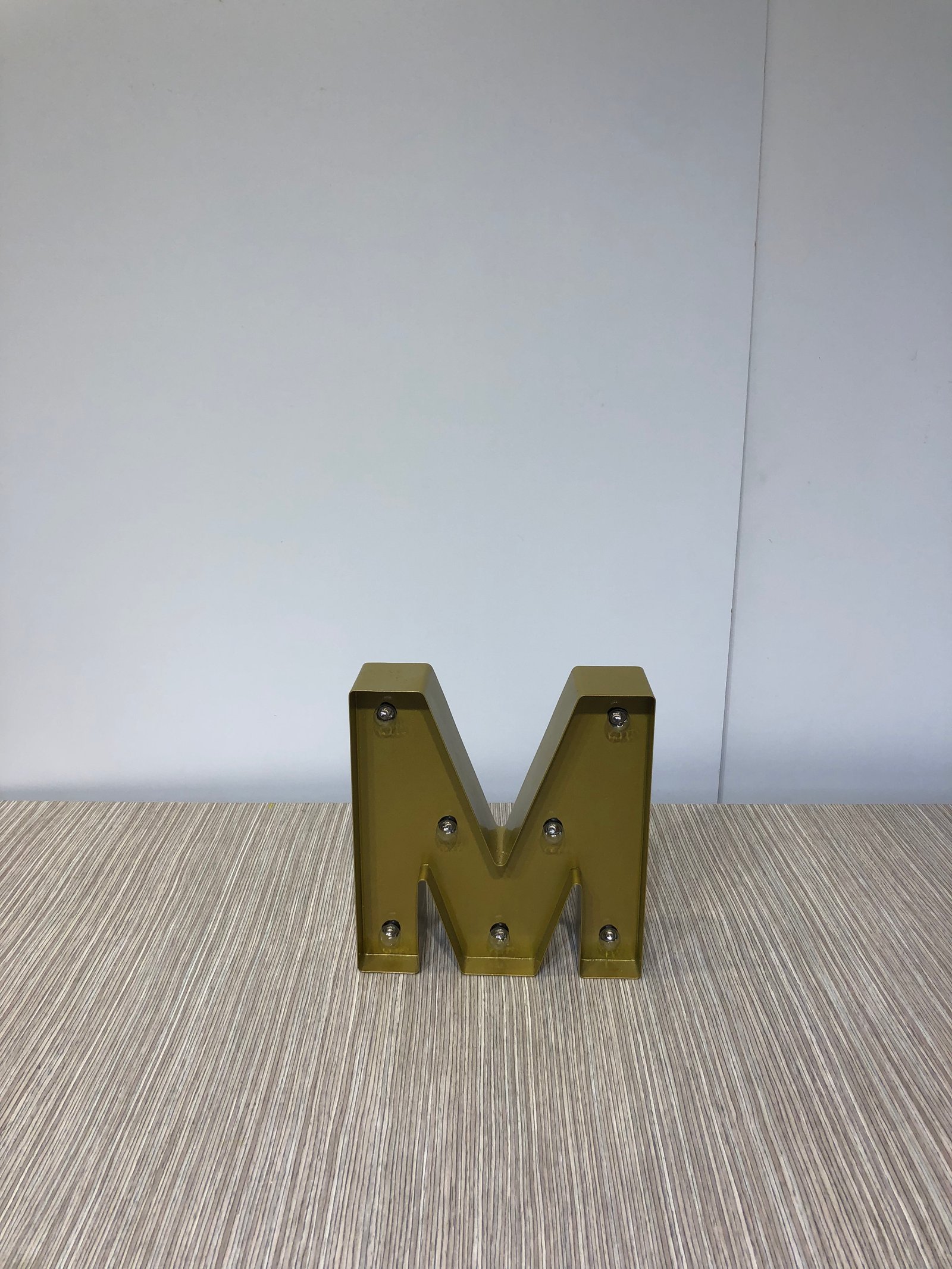 Letra M Metalica Dorada Con Luz