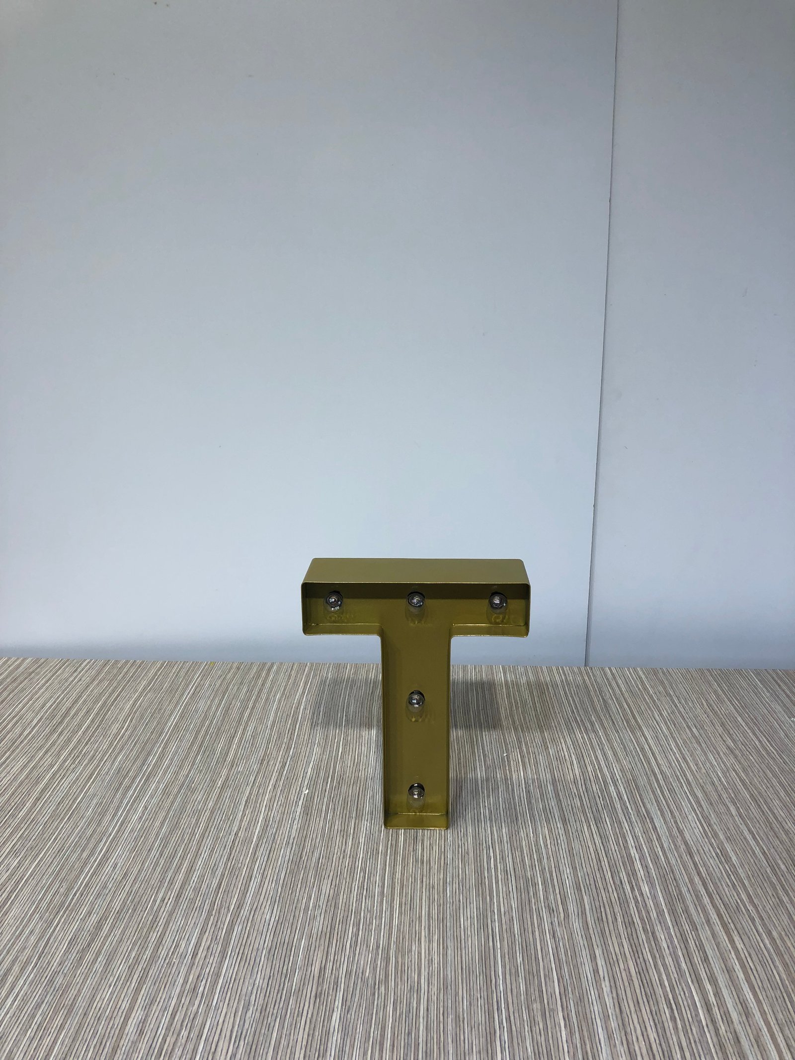 Letra T Metalica Dorada Con Luz