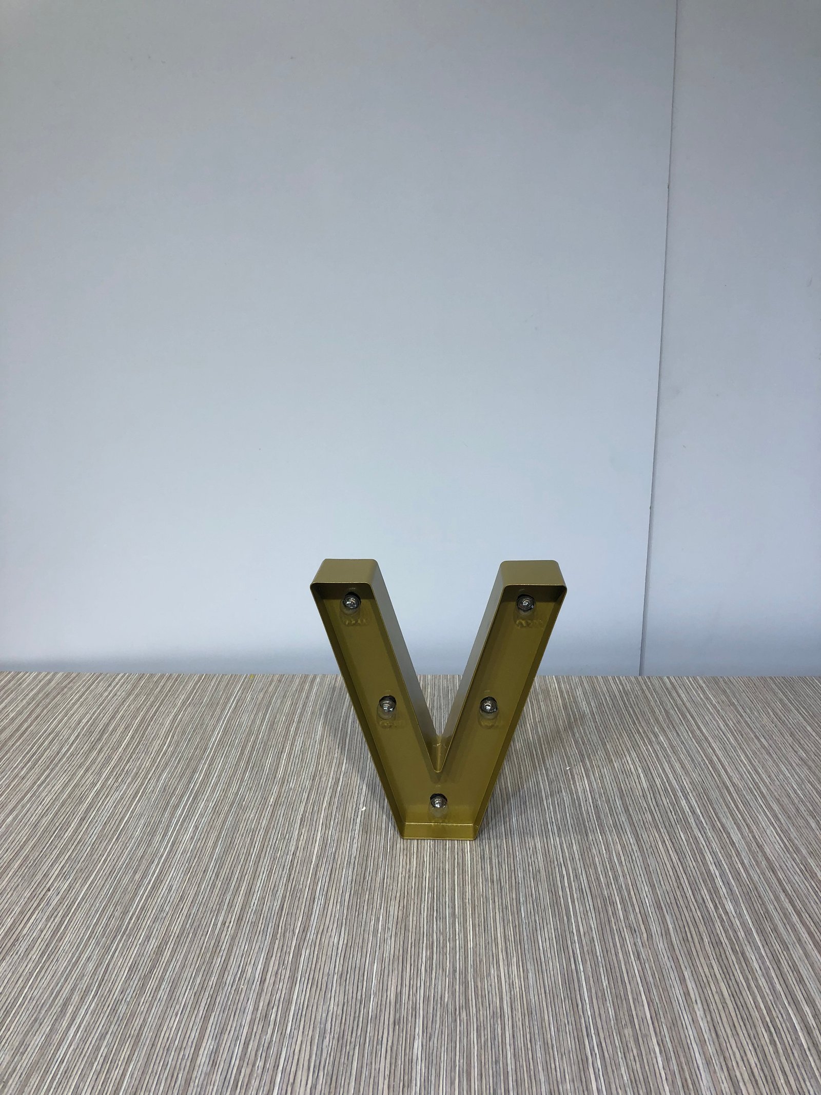 Letra V Metalica Dorada Con Luz