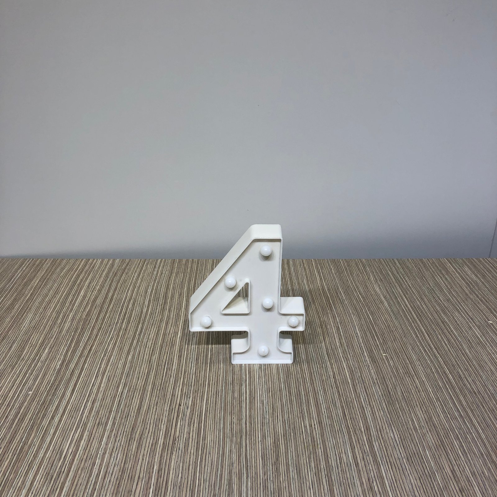 Número Cuatro Pequeño Acrílico Con Luz