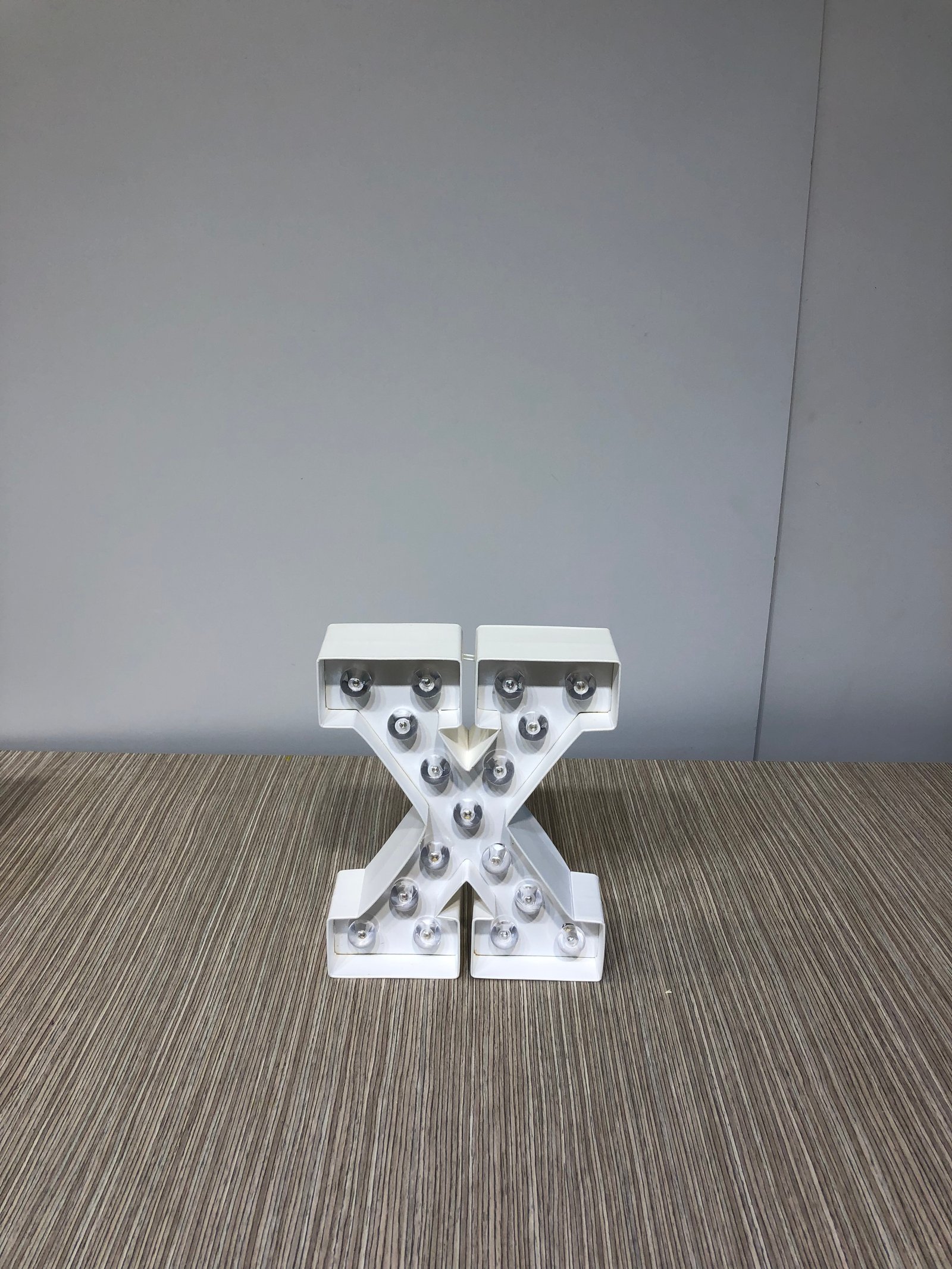 Letra X Blanca Con Luz