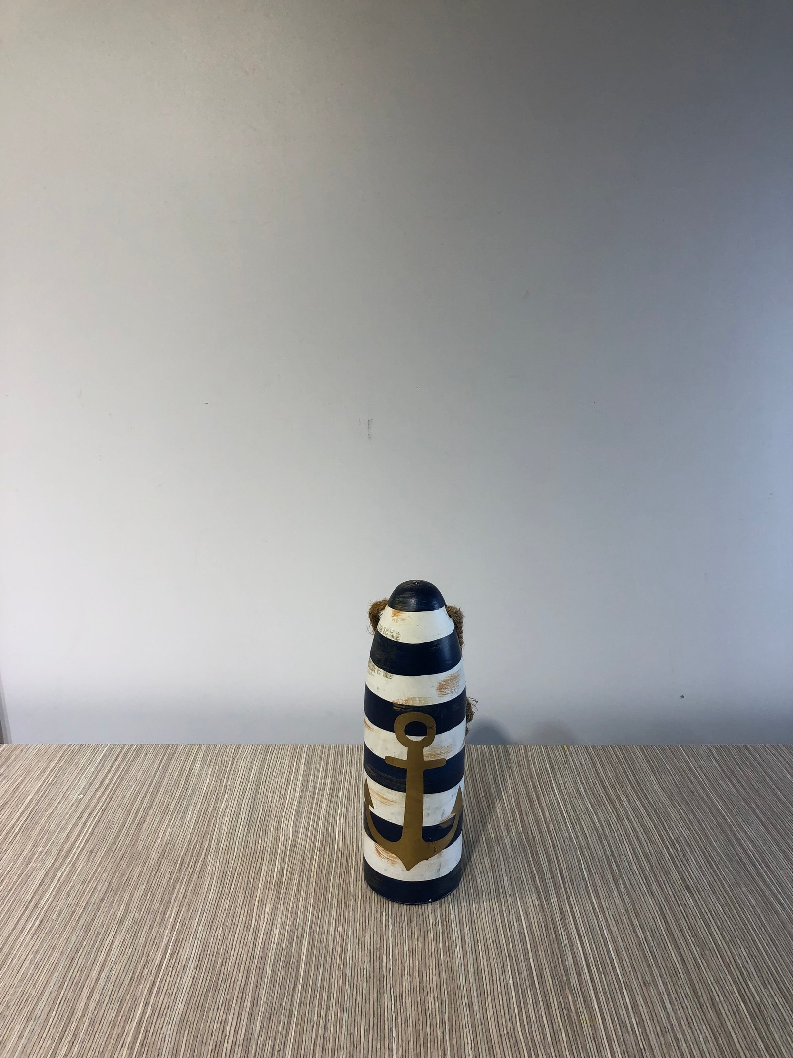Cilindro Madera Azul Con Blanco Con Ancla Dorada Y Cabuya