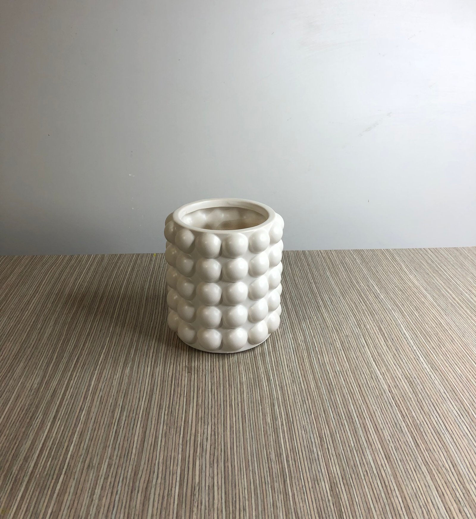 Jarron Ceramica Blanco Borde Bolas Pequeño 3D