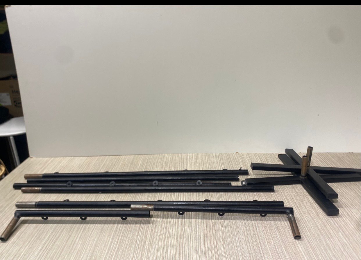 Estructura Rectangular Negra Con Cuñas