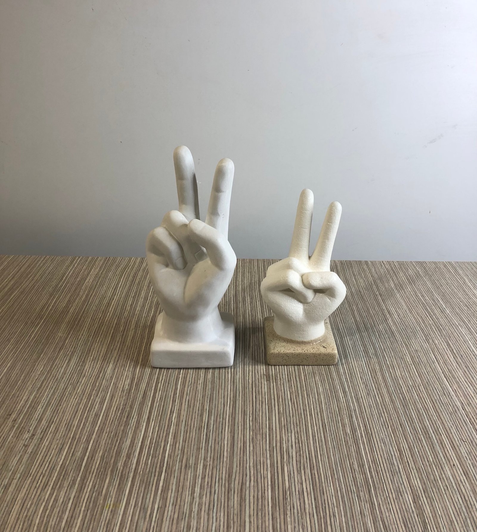 Mano Peace Ceramica Blanca Mediana