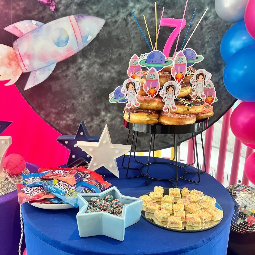 ✨🚀 Una fiesta fuera de este mundo ✨🚀
María y Ana (la mamá de la cumpleañera) soñaron con un universo lleno de estrellas para celebrar un día tan especial 💫
.
En una de las asesorías de DFiestaKlozet eligieron cada detalle de la decoración, diseñaron primero el set juntas y luego Ana lo replicó en el lugar de la fiesta… ¡y el resultado fue mágico! 🌌
.
Porque cuando los sueños se planean en equipo, las fiestas se convierten en recuerdos inolvidables. 💜
.
Cuéntanos en los comentarios: ¿Qué temática espacial te encantaría para tu próxima fiesta?